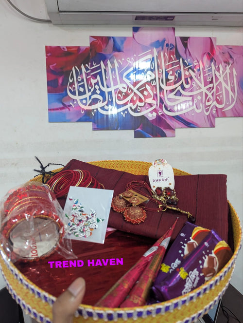 লাল কালারের ম্যাচিং শাড়ি এবং চুরি সাথে থাকছি আরো ইয়ার রিং এবং জুয়েলারি