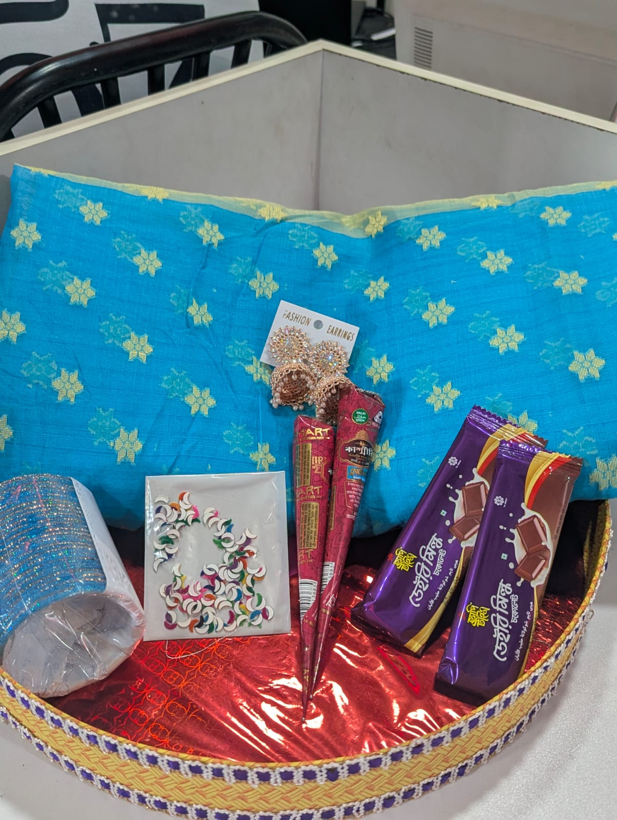 আকাশি রঙের শাড়ি চুড়ির সেটটি  আপনার প্রিয় মানুষের জন্য