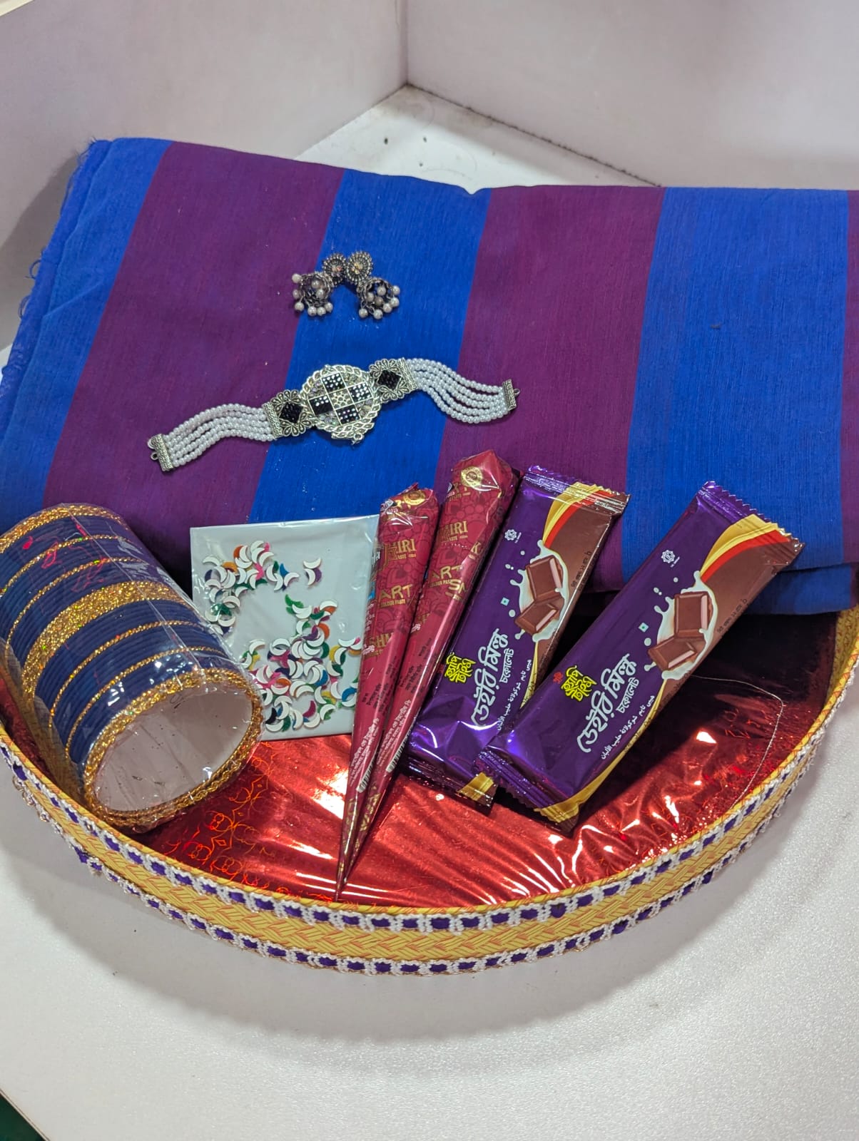 ব্লু এবং গোলাপির কম্বিনেশনে অসম্ভব সুন্দরী শাড়ির কম্বটি আপনার প্রিয় মানুষকে উপহার দিন