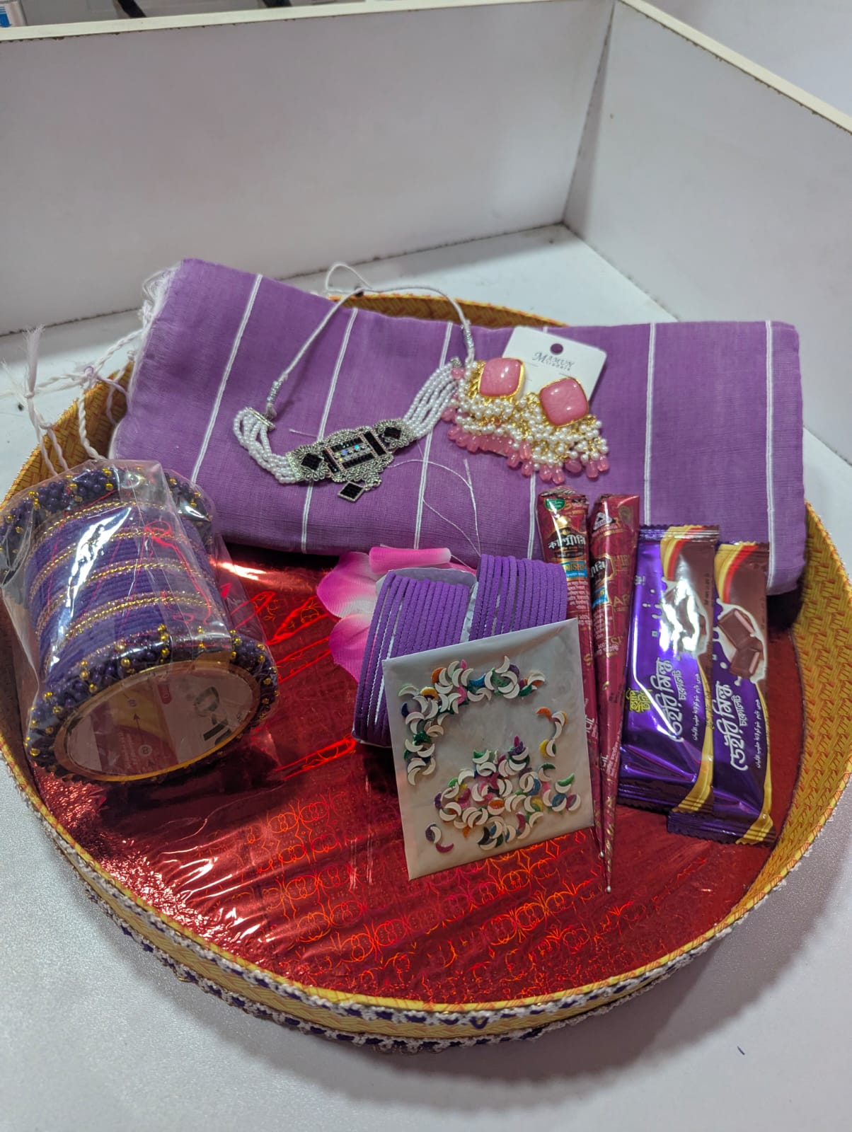 পার্পল কালারের ম্যাচিং শাড়ি এবং চুরি সাথে থাকছি আরো ইয়ার রিং এবং জুয়েলারি