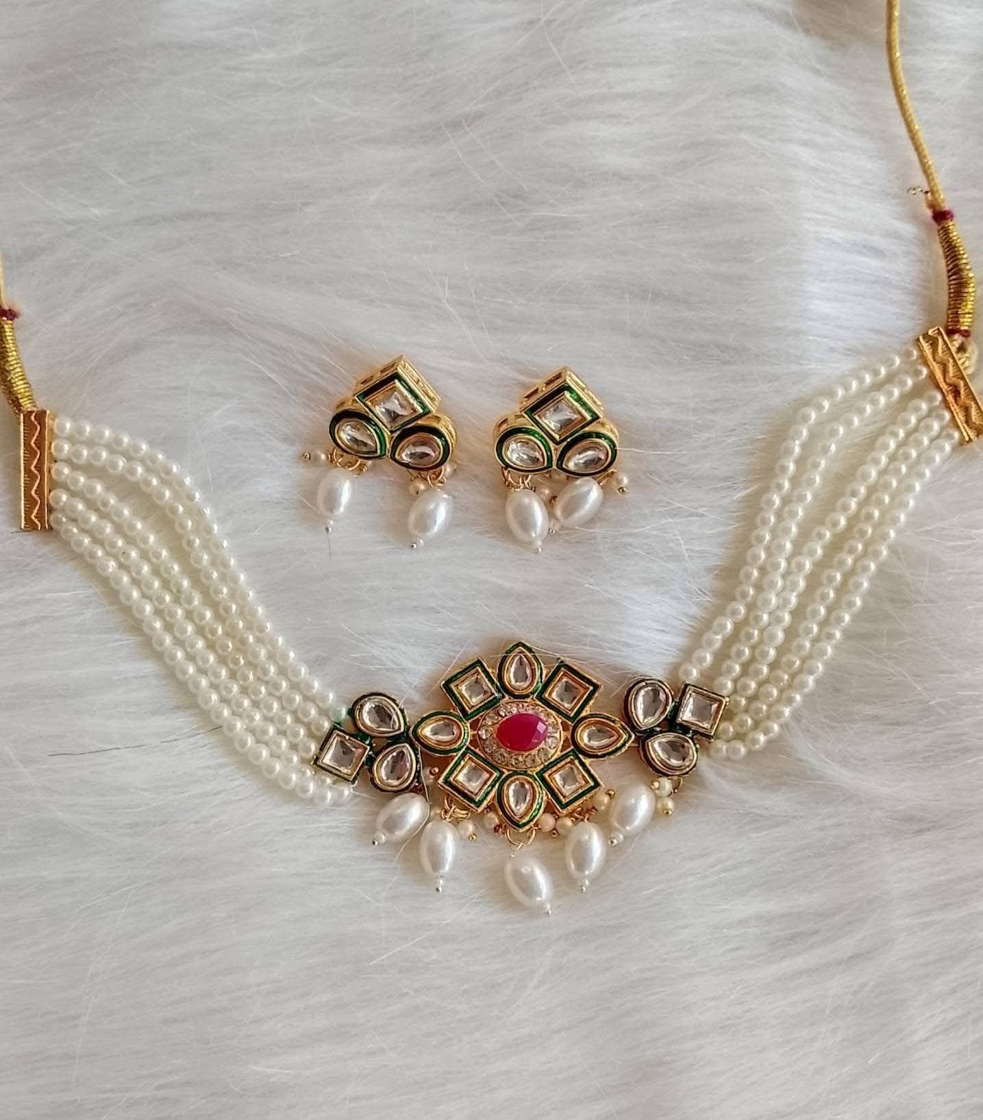 কুন্দন এবং পার্ল এর সংমিশ্রণে অসম্ভব সুন্দর এই মালা গুলো পাবেন আমাদের কাছে