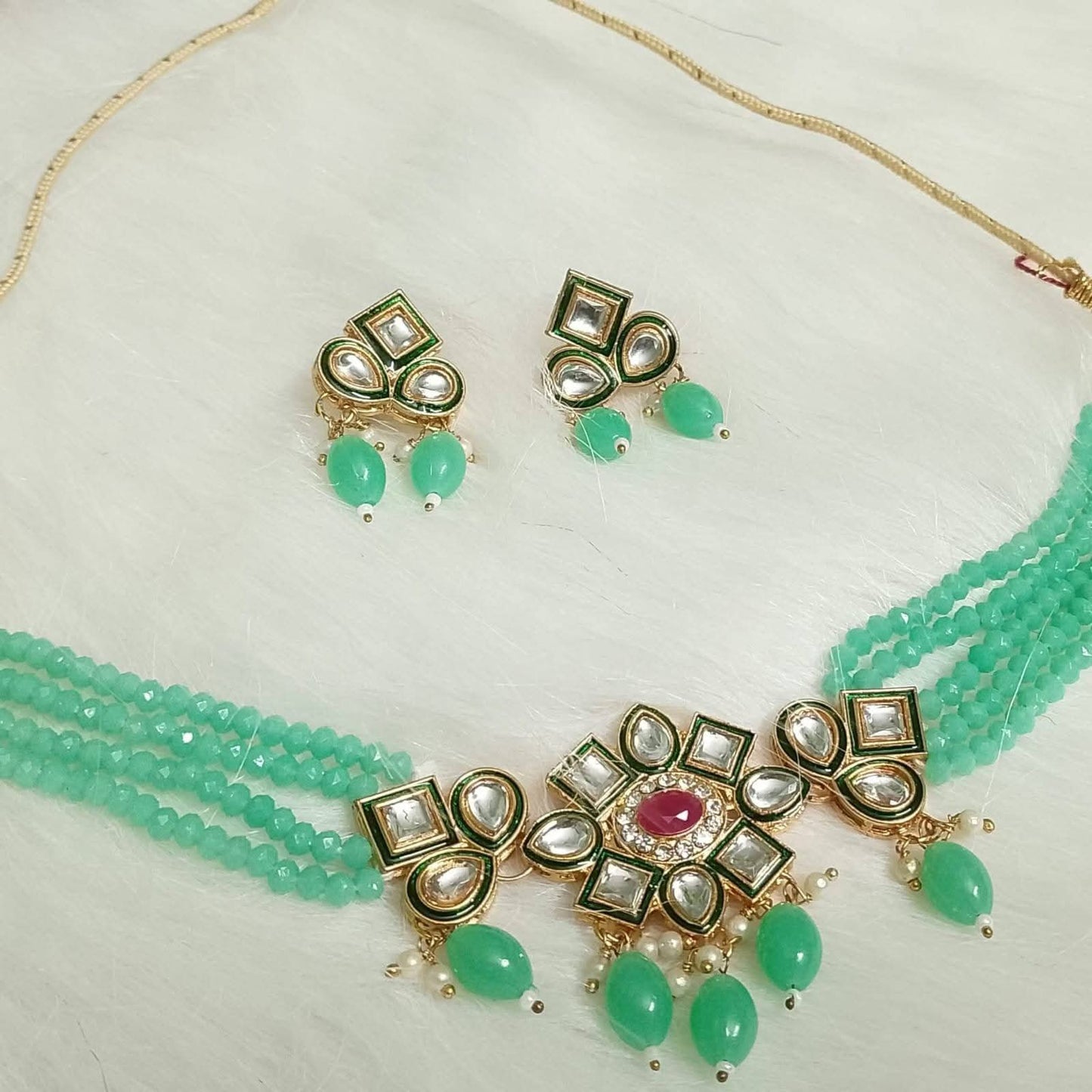 কুনদন এবং দামি পুতির সংমিশ্রণে তৈরি মালা গুলো হতে পারে আপনার সৌন্দর্য বর্ধনের কারণ